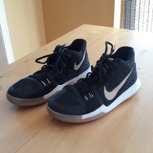Basketball Shoes (Kyrie Irving 3)